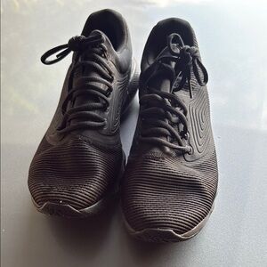 Under Armour Deluxe Black Athletic Shoes for Men